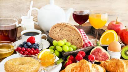 Bild: PhotoSG – stock.adobe.com
Wenn das Richtige auf dem Teller liegt, kann gar nichts mehr schiefgehen mit dem Frühstücksglück.