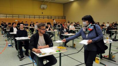 Bild: Stephan Huber
Eine Schutzmaske war bei der Ausgabe der Prüfungsunterlagen am Amberger Gregor-Mendel-Gymnasium natürlich Pflicht.