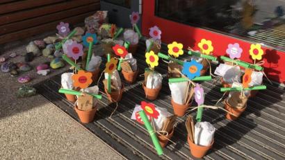 Bild: exb
Vor ein paar Tagen gab es eine Überraschung: Jedes Kind durfte seinen eigenen Frühlingsgruß vom Kinderhaus abholen.