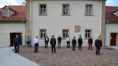 Bild: bjp
Konstruktive Diskussionskultur, Heimatliebe und Realitätssinn als oberste Gebote der Kommunalpolitik mahnt Bürgermeisterin Carmen Pepiuk (Fünfte von links) in der ersten Gemeinderatssitzung an.