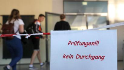 Symbolbild: Bernd Wüstneck
Daumen drücken und Ruhe bewahren heißt es in den kommenden Tagen für rund 35.000 Gymnasiasten in Bayern