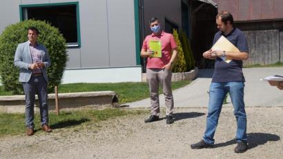 Bild: weu
Im Zuge der Baumaßnahmen der GVS Mitterlangau-Pirk einigte sich das Gremium um Bürgermeister Teplitzky (links), die Zufahrt zum Anwesen Scheuerer gleich mit zu teeren. Der Unterbau wird vom Grundstückseigentümer erledigt.