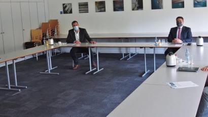 Bild: Bühner
Die Wirtschaftslage der nördlichen Oberpfalz analysieren (von links) Bernd Fürbringer, Vorsitzender des IHK-Gremiums Nordoberpfalz, IHK-Geschäftsstellenleiter Florian Rieder, HWK-Geschäftsführer Alexander Stahl und Bundestagsabgeordneter Albert Rupprecht.