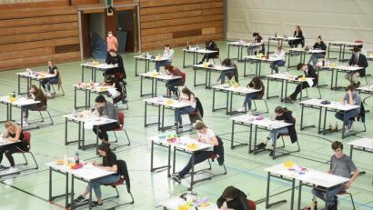 Bild: Gabi Schönberger
Deutsch-Abi 2020: Die Schüler des Gymnasiums in Neustadt/WN schreiben mit genügend Abstand auch während der Corona-Pandemie an ihren Reifeprüfungen.