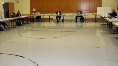 Bild: wro
Die konstituierende Sitzung des Wiesauer Marktgemeinderats fand in der Schulturnhalle statt. Hier konnte auf ausreichend Abstand geachtet werden.