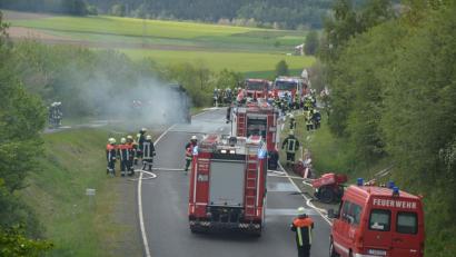 Bild: jr
Ein Großaufgebot an Rettungskräften war am Dienstagnachmittag beim Brand eines gasbetriebenen Staplers auf der Staatsstraße von Konnersreuth nach Arzberg im Einsatz. Die Rettungskräfte mussten vorsichtig vorgehen, da am Brandherd Explosionsgefahr bestand.