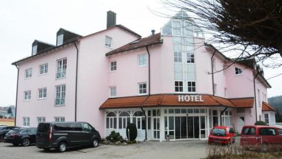 Bild: Gabi Schönberger
Wann beginnt der Umbau des ehemaligen Hotels "Am Hofgarten" in ein Wohnheim? Diese Frage stellen sich zurzeit viel Neustädter. .