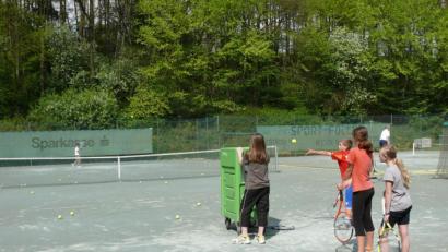 Bild: wlr
So ähnlich wie auf dem Archivbild könnte es bald wieder auf dem Etzenrichter Tennisplatz aussehen. Nur der Abstand zwischen den trainierenden Kids müsste angepasst werden. Zudem bleiben Umkleiden und Duschen geschlossen.