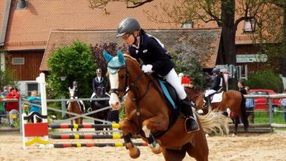 Bild: R. Kreuzer
Beim Kinderreitverein RFZG Weiden lernen Kinder und Jugendliche den Umgang mit den Tieren und dem Reitsport. Der Bestand des Vereins ist ab dem nächsten Jahr bedroht, nachdem der Vertrag für das Gelände gekündigt wurde.