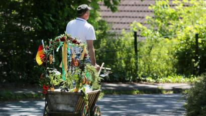Bild: Ina Fassbender/dpa
Treffen oder Wanderungen mit dem Bollerwagen sind am Vatertag nur mit Personen aus maximal einem weiteren Haushalt erlaubt.