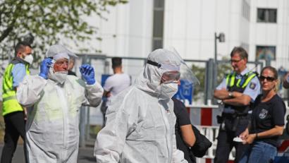 Bild: Oliver Berg
Mitarbeiter des Ordnungsamtes bei einer Flüchtlingsunterkunft der Zentralen Unterbringungseinrichtung ZUE Sankt Augustin I. Foto: Oliver Berg/dpa