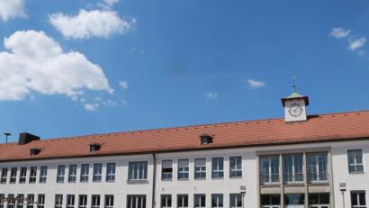 Bild: vlu
An der Marien-Grundschule in Tirschenreuth gibt es einen bestätigten Corona-Fall.