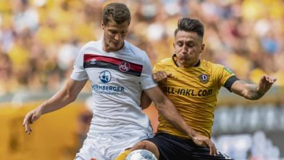 Bild: dpa
Patrick Erras (links/Szene aus dem Spiel gegen Dynamo Dresden) lässt sich vor dem wichtigen Heimspiel gegen Erzgebirge Aue nicht verrückt machen. Der Oberpfälzer setzt auf einen Sieg gegen die Sachsen.