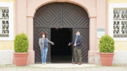 Bild: Martin Schreiner/exb
Museumsleiter Martin Schreiner und Mitarbeiterin Erika Hassler stehen bereit und warten nach dem Re-Start auf die ersten Besucher des Bergbau- und Industriemuseums Ostbayern in Theuern.