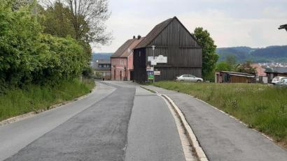 Bild: Lowak
Die Schönfichter Straße in Neuhaus ist ab Dienstag, 26. Mai, gesperrt.