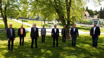 Bild: njn
In der Stadthalle Erbendorf fand die konstituierende Sitzung des Zweckverbands Steinwald-Allianz statt. Das Bild zeigt den bisherigen Vorsitzenden Hans Donko (Vierter von rechts), den neuen Vorsitzenden Johannes Reger (Dritter von links) mit den weiteren Stellvertretern Peter König (links), Günther Kopp (Zweiter von links) und Karlheinz Budnik (Zweiter von rechts) sowie die Rechnungsprüfungsausschuss-Mitglieder Oskar Schuster (Vierter von links), Wolfgang Braun (Dritter von rechts) und Matthias Grundler (rechts).