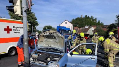 Bild: Petra Hartl
Die Feuerwehr Rosenberg setzte hydraulisches Rettungsgerät ein, um das eingeklemmte Unfallopfer aus dem Kleinwagen zu retten. Der Rettungsdienst brachte den schwer verletzten 76-Jährigen ins Krankenhaus.