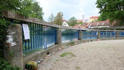 Bild: Nina Mutzbauer/exb
Die Steinschlange Althea schlängelt sich am Stadtweiher entlang.