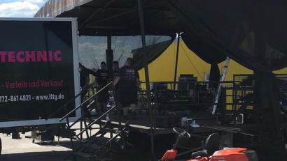 Bild: exb
Die Bühne für das Autokonzert mit "Django 3000" steht.