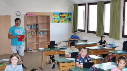 Bild: jma
Die Jungen und Mädchen der Kombiklasse 3/4 probieren mi Klassenlehrer Martin Schmid die neuen Tablets aus. Damit der Sicherheitsabstand eingehalten werden kann, sind nur ein Teil der Schüler anwesend.