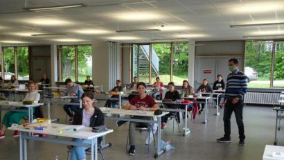 Bild: exb
Das Foto zeigt die Abiturientinnen und Abiturienten im Prüfungsraum mit dem Oberstufenkoordinator Andreas Staufer.
