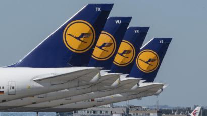 Bild: Boris Roessler/dpa
Stillgelegte Passagiermaschine der Lufthansa stehen auf dem Flughafen Frankfurt. Die Lufthansa verhandelt mit deutschen Staat über ein Rettungspaket von 9 Milliarden Euro.