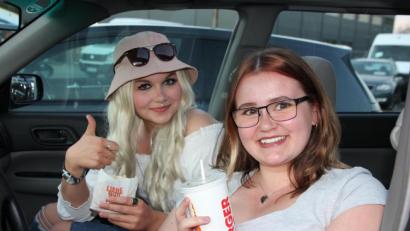 Bild: kro
Anica Krippner (links) und ihre Freundin Joy Medick zeigten sich begeistert vom Autokino und waren voller Vorfreude auf den Film.