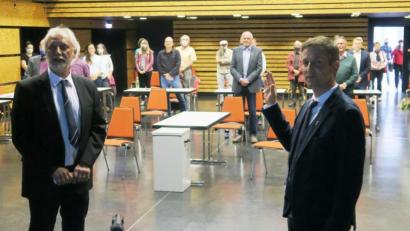 Bild: ua
Bürgermeister Albert Geitner (rechts) leistet vor dem lebensältesten Mitglied des Gemeinderates und neuen stellvertretenden Bürgermeister Norbert Mitlmeier den Amtseid im Kubus.