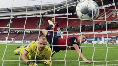 Bild: M. Hangst/dpa
Die Mienen von Club-Keeper Felix Dornebusch (links) und Fabian Nürnberger sprechen Bände: Aues Dimitrij Nazarov hat soeben zum 1:0 eingeköpft.