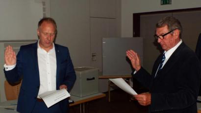 Bild: e
Josef Werner (rechts) nimmt dem neuen Bürgermeister Marcus Eichenmüller den Amtseid ab.