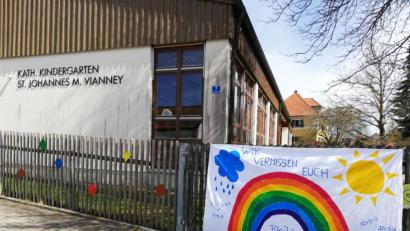 Bild: exb
Ein Regenbogenbanner am Gartentor, gestaltet vom Team der Kita St. Johannes M. Vianney in Floß, soll die Hoffnung widerspiegeln, dass bald wieder alle Buben und Mädchen die Einrichtung besuchen dürfen.