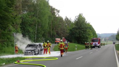 Bild: Polizei
Nach den Löscharbeiten der Feuerwehr war klar: Totalschaden am Pkw