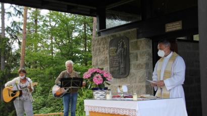 Bild: ads
Pfarrer Josef Irlbacher beim Gottesdienst zum Patrozinium an der Nepomuk-Kapelle auf dem Buchberg. Musikalisch begleiteten ihn der Vorsitzende des Kapellenvereins, Hans Weiß, und dessen Frau Sabine, die ein „Nepomuklied“ geschrieben hat, das beim Patrozinium Uraufführung hatte.