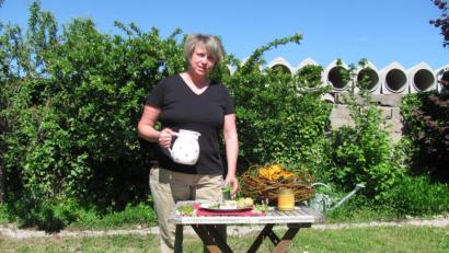 Bild: sei
Sie kocht und backt gerne und gibt ihr Wissen bei Kräuterführungen und Kursen weiter: Sabine Stengel. Die Mantelerin hat diesmal grüne Brötchen, gefüllte Eier mit Wildkräutern und eine Wildkräuterquiche zubereitet und präsentiert alle Gerichte in ihrem Garten.