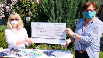 Bild: mab
Hobby-Näherin Anneliese Mattausch (rechts) übergab einen Scheck über 500 Euro an Inge Pfülb.