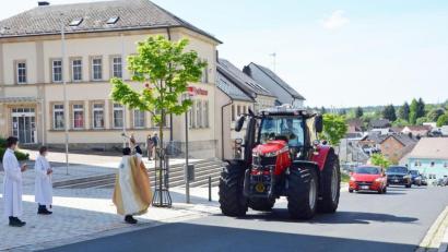 Bild: ü
Ob Bulldog, Auto oder Motorrad: Pfarrer Augustin Lobo segnet an Christi Himmelfahrt alle Fahrzeuge.