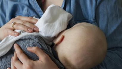 Bild: Paul Zinken/dpa
Erstmals ist das neue Coronavirus in der Muttermilch einer an Covid-19 erkrankten Frau nachgewiesen worden.