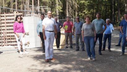 Bild: weu
Bürgermeister Rudolf Teplitzky (rechts) bat die Mitglieder des Bauausschusses zur Besichtigung der Baustelle „Wasserversorgung Roßhaupt“.
