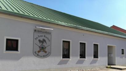Bild: rfi
Am Schützenhaus in Tännesberg bleibt es dieses Wochenende ruhig, die Feier anlässlich des 350-jährigen Jubiläums wird ins kommende Jahr verschoben.