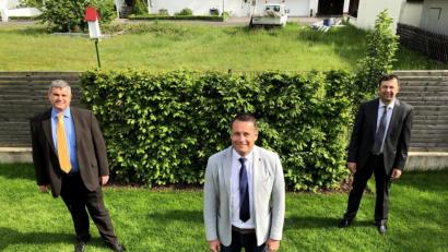 Bild: exb
Auf dem Bild halten sie Abstand, doch in der Stadtratssitzung setzten sich die drei neuen Bürgermeister-Stellvertreter in Schnaittenbach gemeinsam durch (von links): Dritter Bürgermeister Manfred Schlosser (FW), Zweiter Bürgermeister Uwe Bergmann (SPD) und der weitere Stellvertreter Manfred Birner (CWU).
