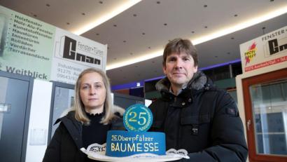 Bild: Wolfgang Steinbacher
Diese Torte wollte ACC-Chefin Petra Strobl Veranstalter Thomas Resch und seiner Frau Cornelia bei der offiziellen Eröffnung der 25. Amberger Baumesse übergeben. Es gab zwar die Torte, aber keine Besucher.