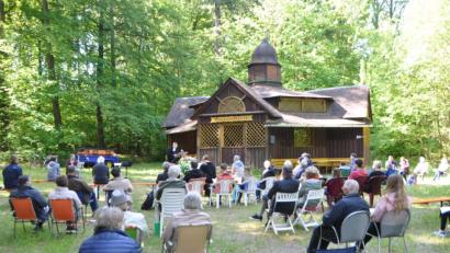 Bild: dob
Vor der Penzachhütte feiern die Besucher mit Pfarrer Dieter Schinke und Prädikantin Claudia Reinl einen evangelischen Gottesdienst an Christi Himmelfahrt unter dem Motto Vatertag.