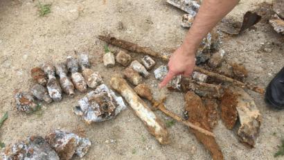 Bild: eik
Fingerzeig auf eine ans Tageslicht beförderte Stabbrandbombe - das helle, rohrförmige Teil in der Bildmitte. Oberhalb links liegen Stahlteile, die als Gewichte dienten, neben der Bombe sieht man ein Bajonett und ganz hinten rechts den verrosteten Lauf eines Karabiners. Die befürchtete Fliegerbombe enthielt der Amberger Untergrund dann aber doch nicht.