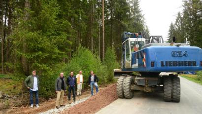 Bild: bey
Hubert Hösl vom Markt Parkstein, Bürgermeister Reinhard Sollfrank, Bauleiter Thorsten Fiedler und Ewald Baumann, beide Bauunternehmen Schulz, sowie Markus Münchmeier vom Büro Münchmeier & Eigner (von links) besprechen die Arbeiten beim Ausbau der Straße von Parkstein nach Schwand.