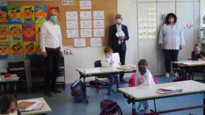 Bild: soj
Ein Zwischenstopp des Rundgangs war für Rektor Alexander Köstler und Schulverbandsvorsitzenden Peter König das Zimmer der Klasse 1a. Dort hingen schon die neuen, hygienebedingten Klassen- und Schulhausregeln aus, die während der Coronapandemie an der Fichtelnaabtalschule gelten.