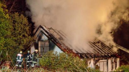 Bild: Clemens Hösamer
Das Nebengebäude eines Wohnhauses in Atzenhof bei dem Feuer in der Nacht zum Donnerstag wurde komplett zerstört.