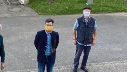Bild: exb
Die Stadträte der FDP/Freie Wähler-Fraktion wählten Christoph Skutella (Zweiter von links) als Nachfolger von Reinhold Wildenauer (rechts) an die Spitze und übten Kritik an der SPD.