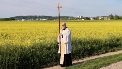 Bild: ads
Wegen der Coronakrise absolvierte Pfarrer Alois Berzl die Flurprozession nach Gailoh alleine, feierte aber anschließend mit den Gläubigen eine Feldmesse hinter der Kapelle.