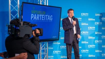 Bild: Lino Mirgeler/dpa
Markus Söder, CSU-Vorsitzender und Ministerpräsident von Bayern, steht beim virtuellen CSU-Parteitag in der CSU-Landesleitung auf einer Bühne. Erstmals in der Geschichte der Partei hat der Parteitag der CSU wegen der Corona-Pandemie nur im Internet stattgefunden.