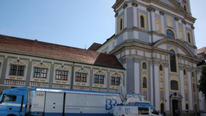 Bild: kro
Mehrere Übertragungswagen des BR waren vor der Basilika positioniert.